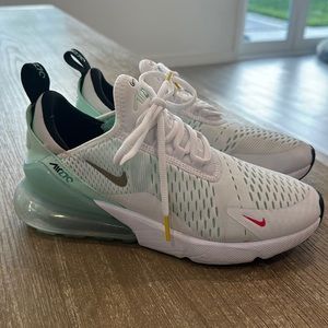 Nike AirMax 270
Mint green and white 
Women 8.5